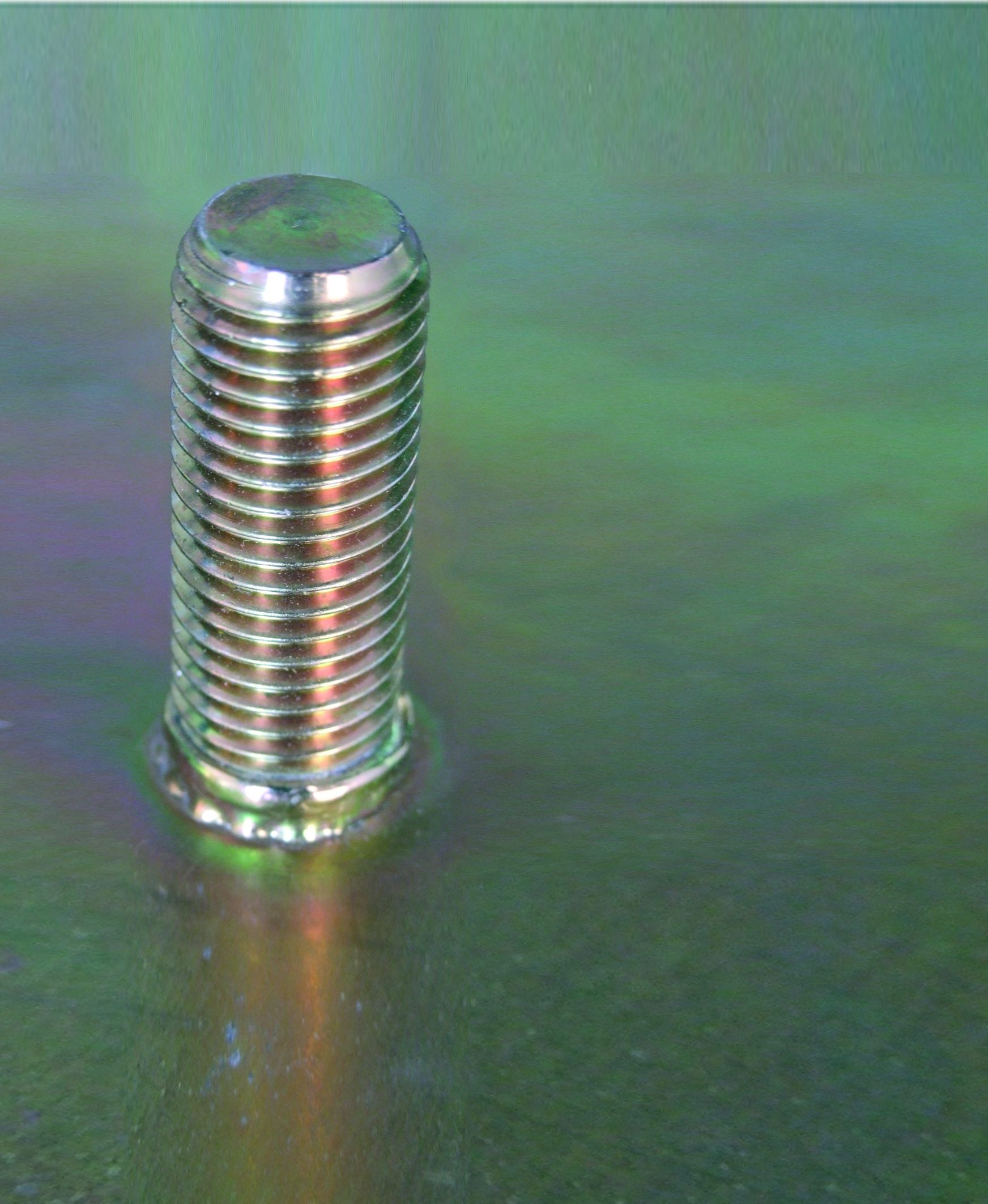 Originalaufnahme eines aufgeschweißten Gewindebolzens auf einem Metallblech.