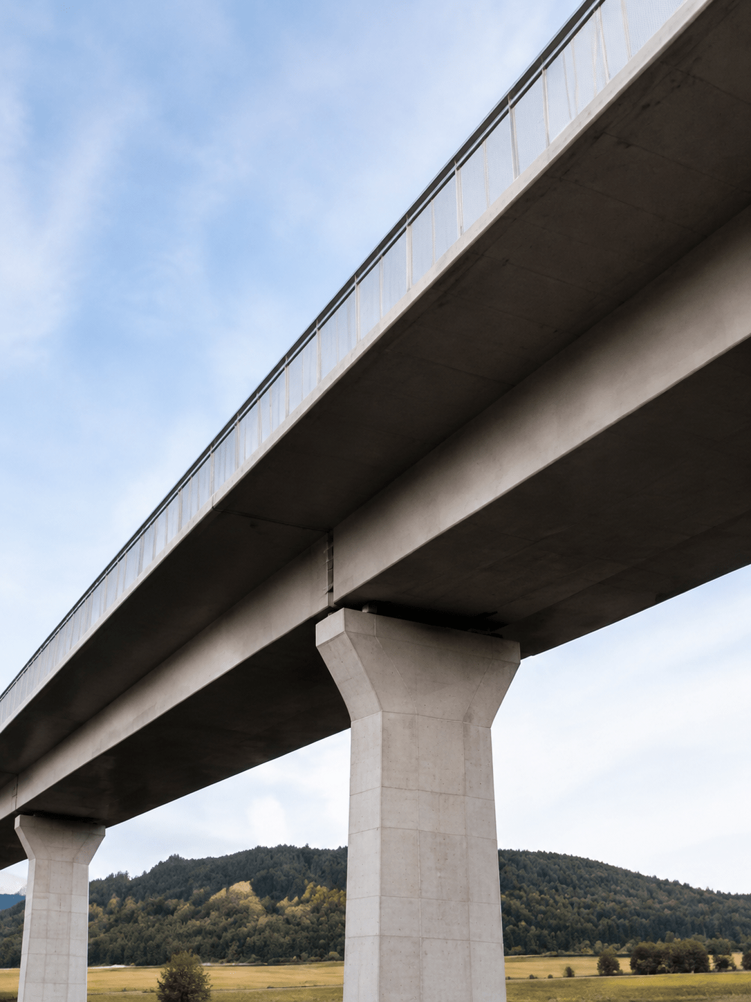 Unterseite einer Betonbrücke mit Brückenpfeiler