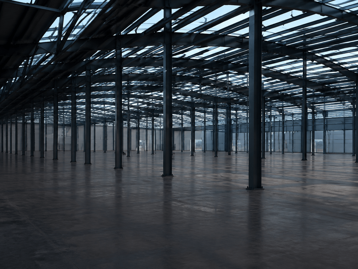 Stahlstützen und Dachträger einer großen Industriehalle