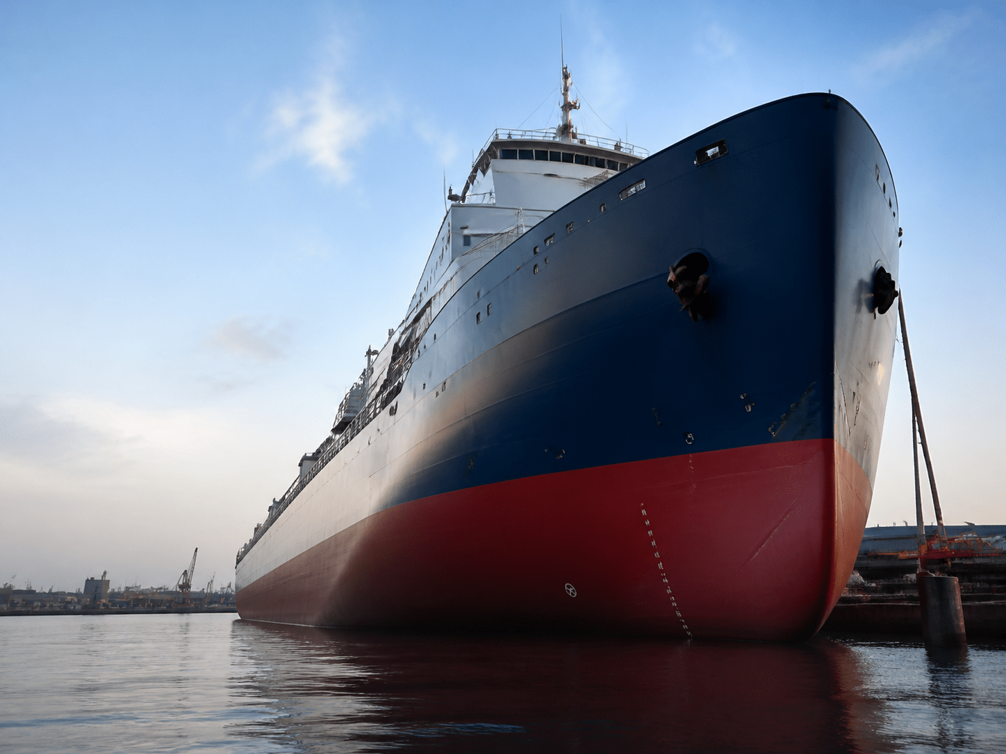 Bug eines großen Schiffes am Kai
