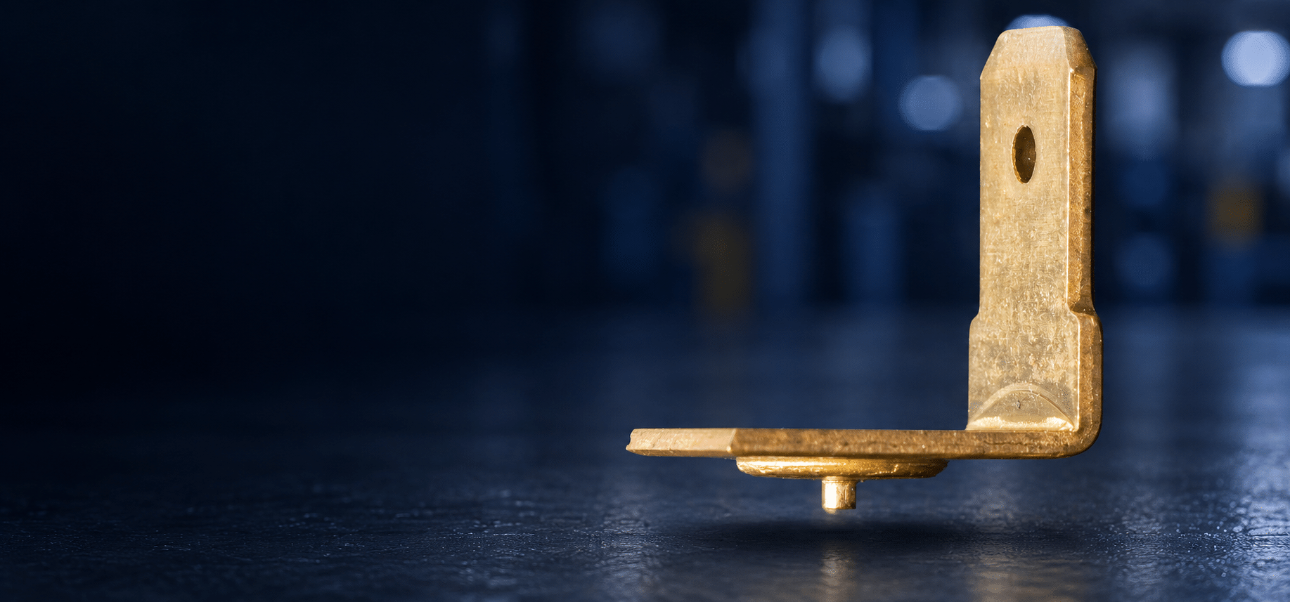 Flachstecker FL 6,3 auf einer metallischen Oberfläche