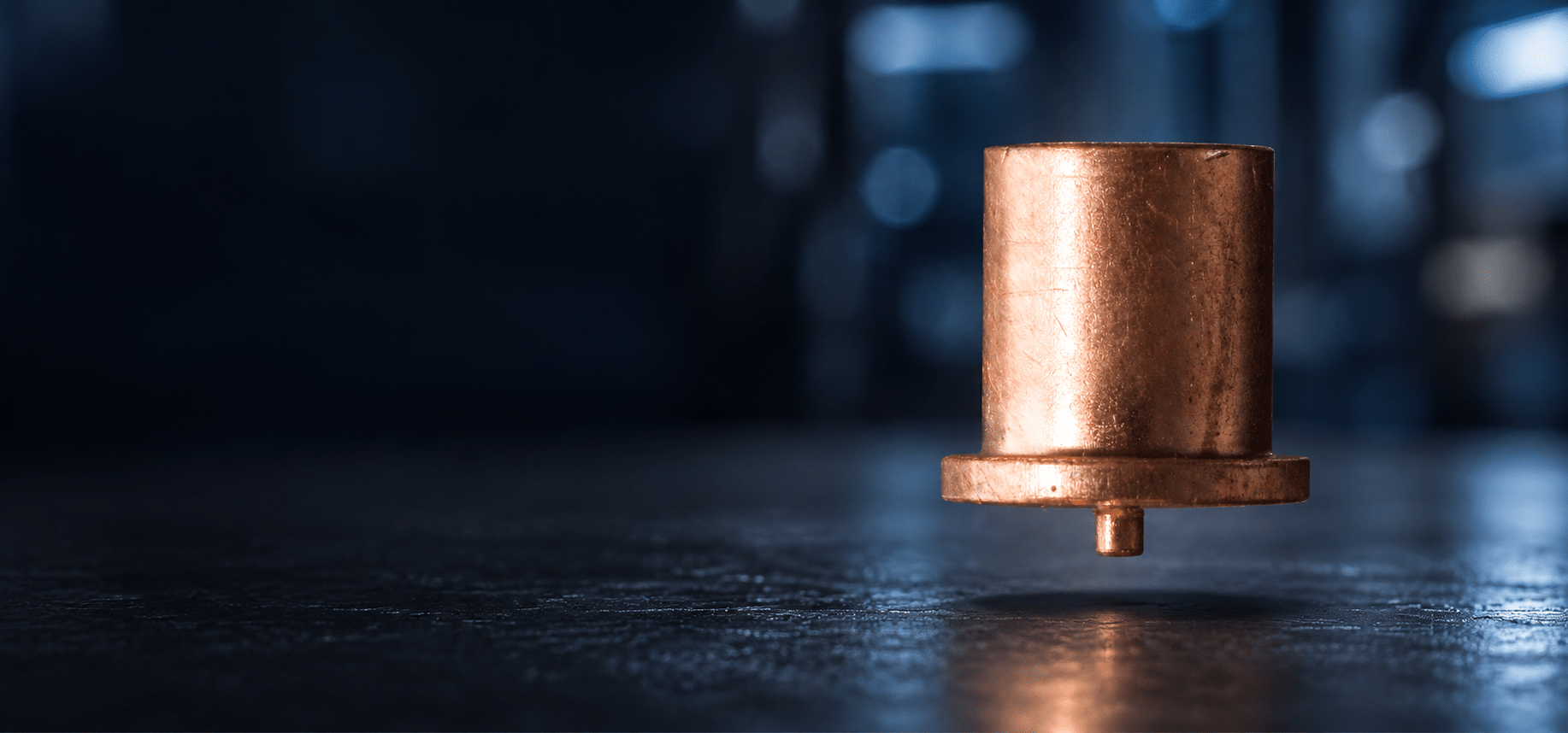 UT-Stift mit glattem Schaft auf einer metallischen Oberfläche