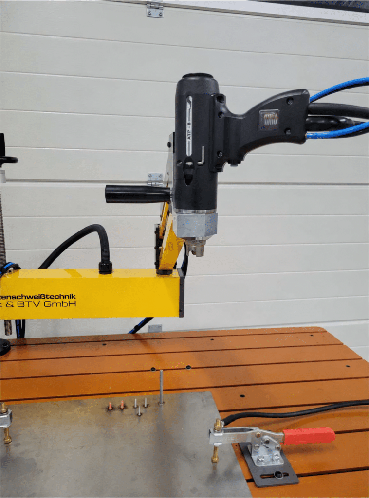 Detail der Automatikpistole am Auslegearm über der T-Nuten-Arbeitsplatte